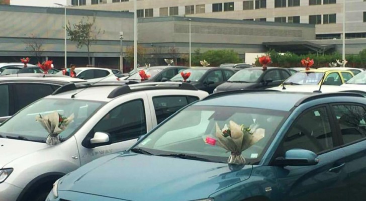 Uma florista decora os carros dos médicos e enfermeiros com as flores não vendidas da sua loja, fechada por causa do Covid-19