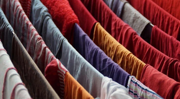 I consigli più utili per far asciugare al meglio i vestiti anche quando sono stesi in casa d'inverno