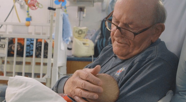 Adeus ao "avô da terapia intensiva": por mais de 15 anos ele carregou bebês prematuros nos braços