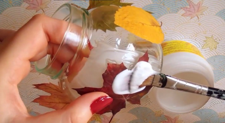 Cubre un frasco con hojas y cola: el resultado final los sorprendera