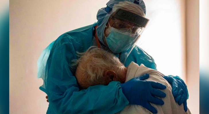 L'émouvante photo du médecin embrassant un patient âgé en larmes : 