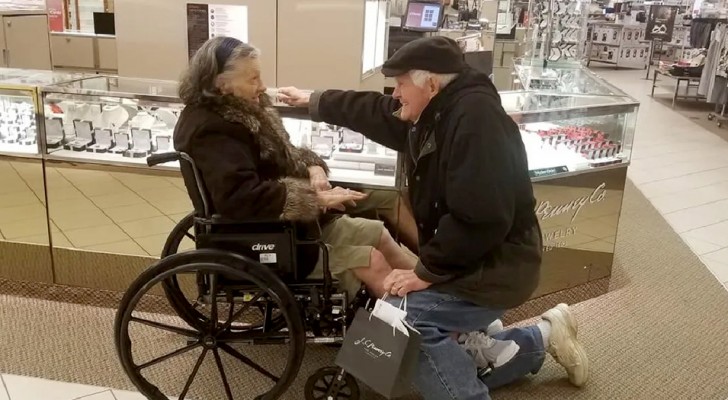 Er geht auf die Knie und gibt seiner Frau, die gerade aus dem Krankenhaus kommt, einen Verlobungsring: Sie lieben sich seit 63 Jahren