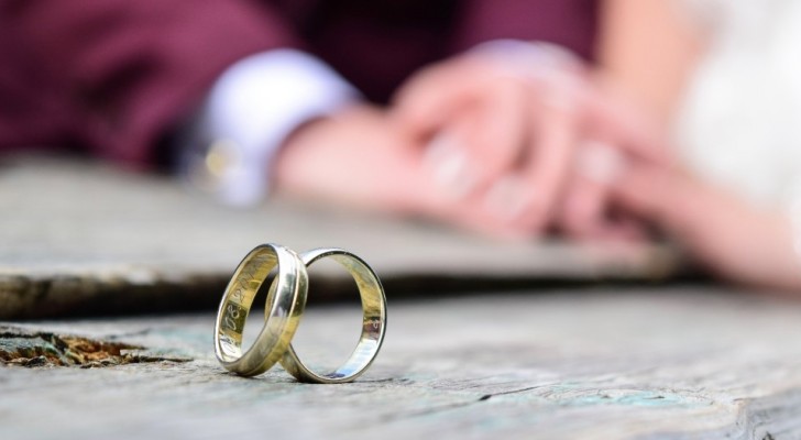 La suocera invadente compra un nuovo anello al figlio perché non le piacevano le fedi scelte dai due sposini