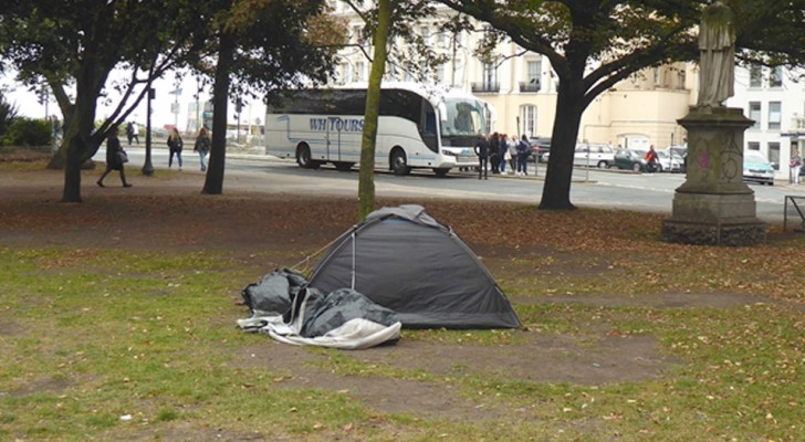 Eine Mutter bestraft ihre Tochter, indem sie sie für eine Nacht in einem Zelt schlafen lässt: Sie hatte einen Obdachlosen beleidigt