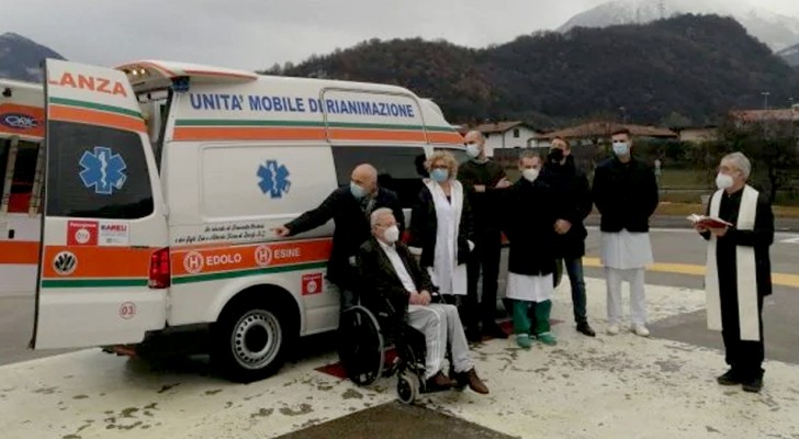 Un pensionato di 81 anni dona un'ambulanza all'ospedale in memoria della moglie e dei figli scomparsi