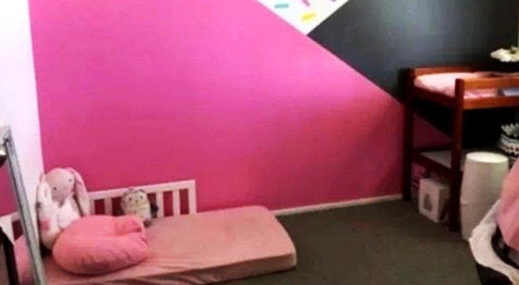 Una donna viene accusata di negligenza perché fa dormire la figlia a terra: lei si difende in modo convincente