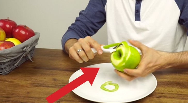 Si vous devez éplucher de nombreuses pommes, essayez cette méthode EFFICACE!