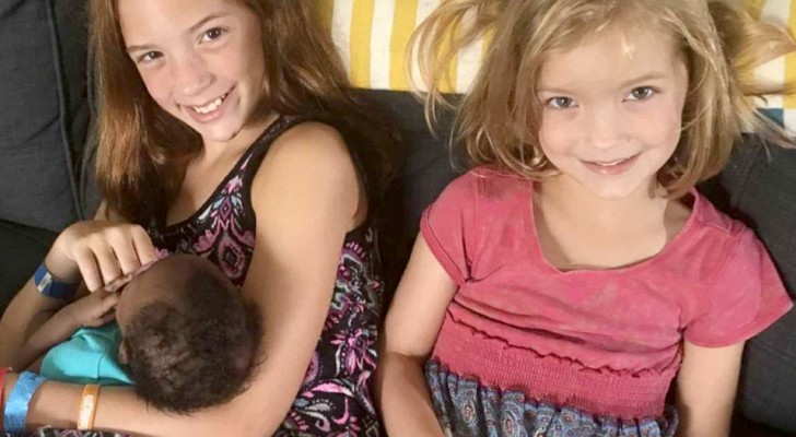 Due bambine conoscono la loro nuova sorellina adottiva e la loro reazione fa commuovere i genitori