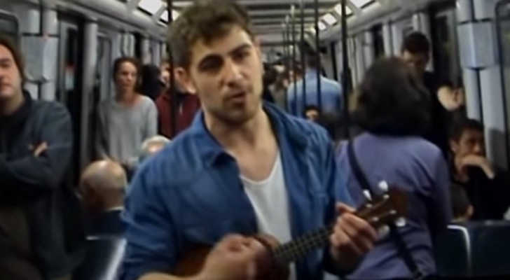 He graduated but no one wantsto hire him: he writes his CV into a song and sings it on the subway to look for work