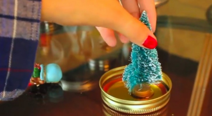 She glues a small tree on the lid of a jar. The result? AWESOME !