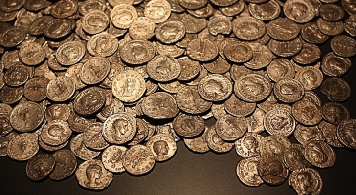 Un uomo scopre 1.300 monete d'oro mentre fa birdwatching: un tesoro sepolto da quasi due millenni