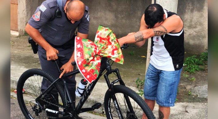 Un uomo povero consegna dolci a domicilio con una bicicletta rotta: la polizia decide di regalargliene una nuova