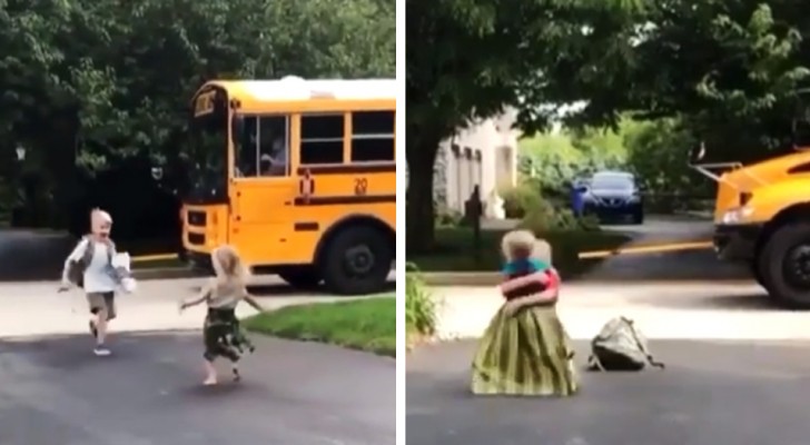 Todos os dias ela espera o irmãozinho que chega da escola: assim que ele sai do ônibus, os dois correm para se abraçar