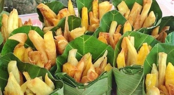 Questa bancarella vende le patatine fritte in foglie di banano per evitare l'uso di sacchetti di plastica