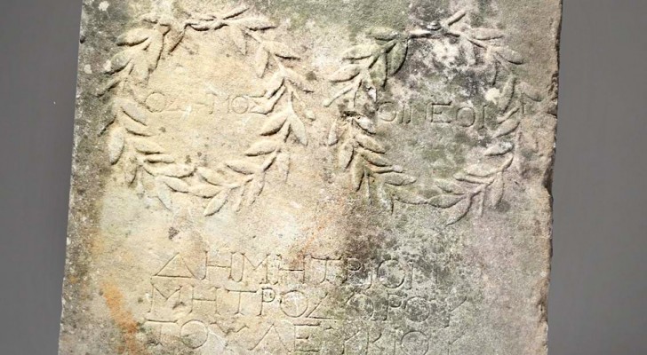 Eine Frau entdeckt, dass der "Stein", mit dem sie auf ihr Pferd gestiegen ist, in Wirklichkeit ein seltenes römisches Artefakt ist