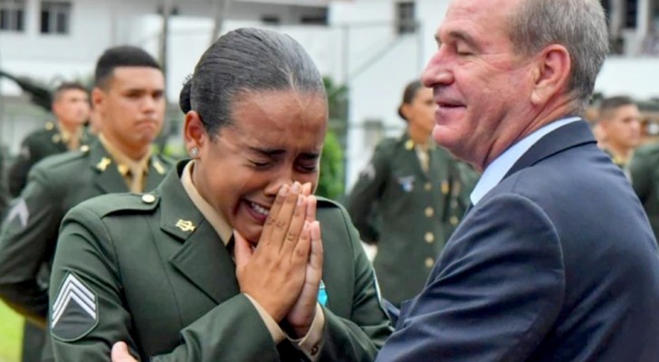 Uma mulher cai no choro assim que é promovida a sargento: "Deus me deu um trabalho honroso!"