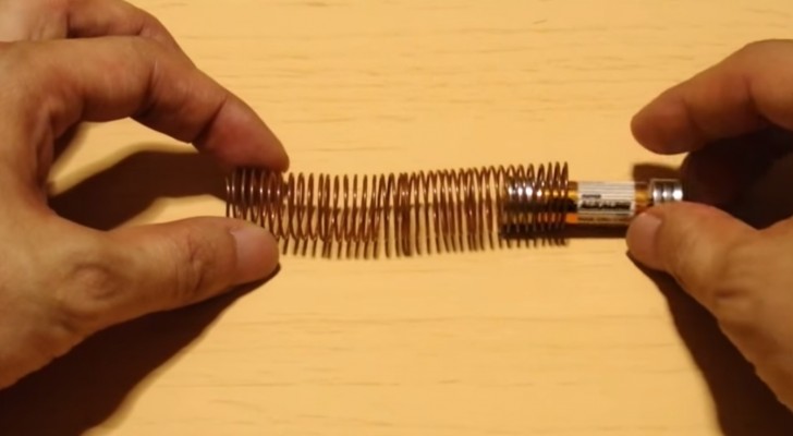 Eine Batterie, Magnete und Draht ermöglichen ein wirklich faszinierendes Experiment