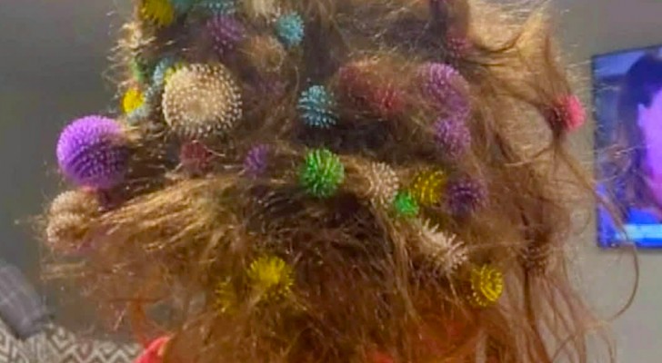 Mom is distracted for 10 minutes and finds her daughter with 150 colored balls stuck in her hair: it takes 21 hours to remove them