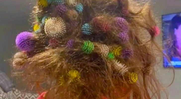 La mère se distrait 10 minutes et trouve sa fille avec 150 boules colorées dans les cheveux : pour les enlever, elle met 21 heures