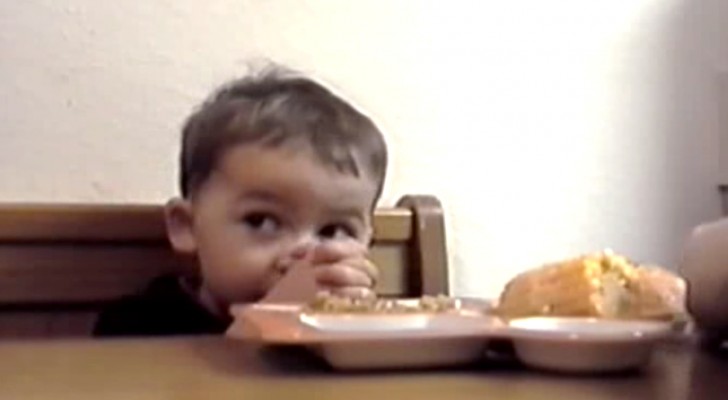 Ze vragen dit kind te bidden maar hij heeft TE VEEL honger: het resultaat is hilarisch!