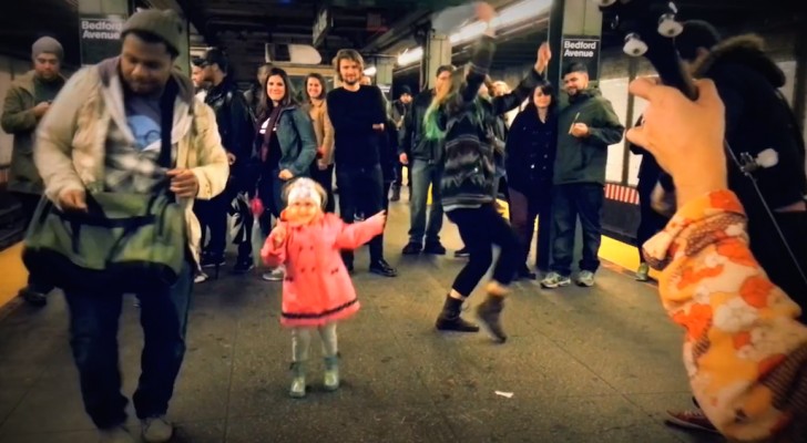 This little girl dancing in the subway is awesome: just few seconds and ... WOW!