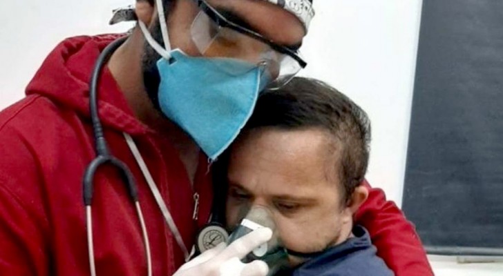 Un infermiere consola un ragazzo Down ricoverato per Covid: era confuso e spaventato
