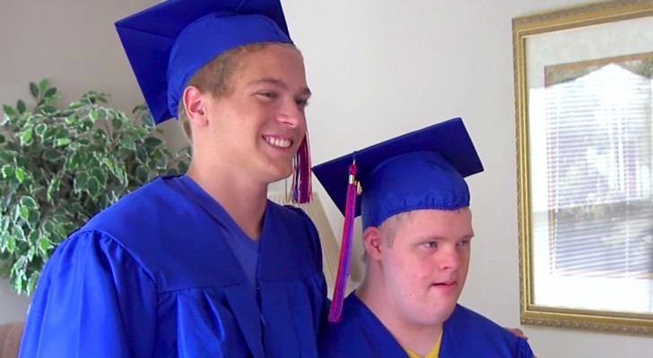 Junger Mann bittet seinen Zwilling mit Down-Syndrom, neben ihm die Bühne zu betreten, auf der er sein Abschlusszeugnis entgegennimmt: eine Geste einzigartiger Bruderliebe