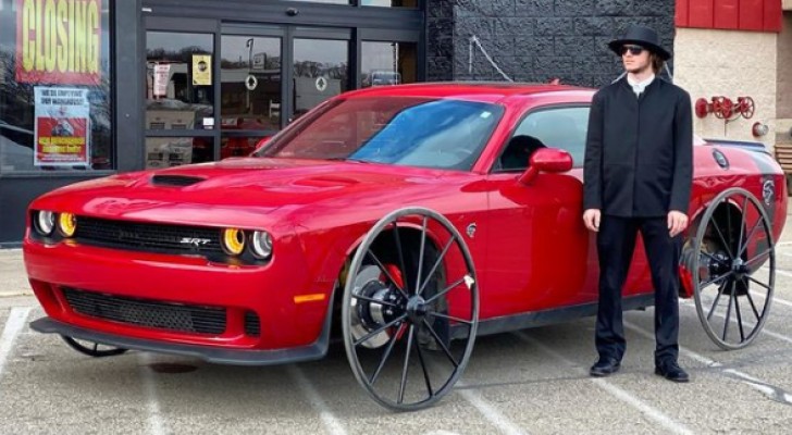 Han köper en bil för 45.000 euro för ett experiment: byter ut däcken mot vagnshjul