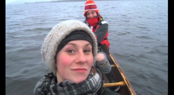 Zwei Freundinnen auf einem Boot erleben etwas ungewöhnliches, das sie niemals vergessen werden