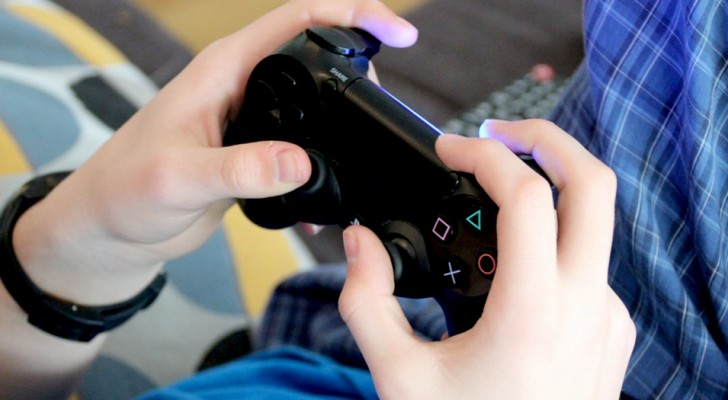 A desperate mother is forced to feed her 13-year-old son: he never leaves stops playing video games