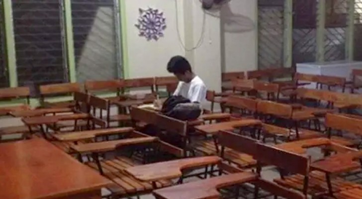 Er bleibt jeden Tag bis zum Einbruch der Dunkelheit in der Klasse: Dieser arme Schüler hat zu Hause keinen Strom