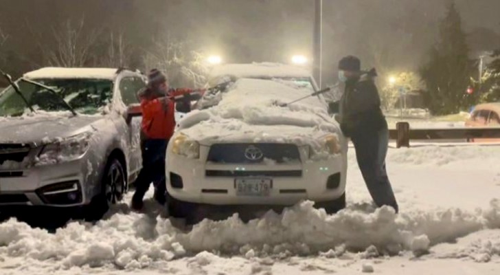 Adolescente spala la neve dalle automobili degli operatori sanitari come gesto di riconoscenza nei loro confronti