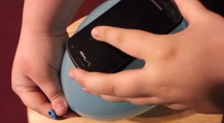 A cell phone and a balloon: The result is BRILLIANT !