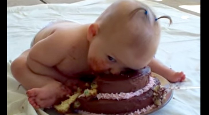 Dieses Baby ist von seiner Geburtstagstorte mehr als begeistert... und bringt alle zum Lachen