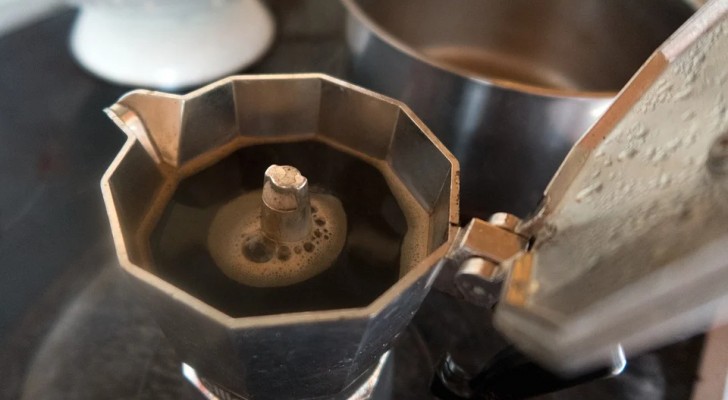 Il trucco semplicissimo per far uscire più velocemente il caffè dalla moka