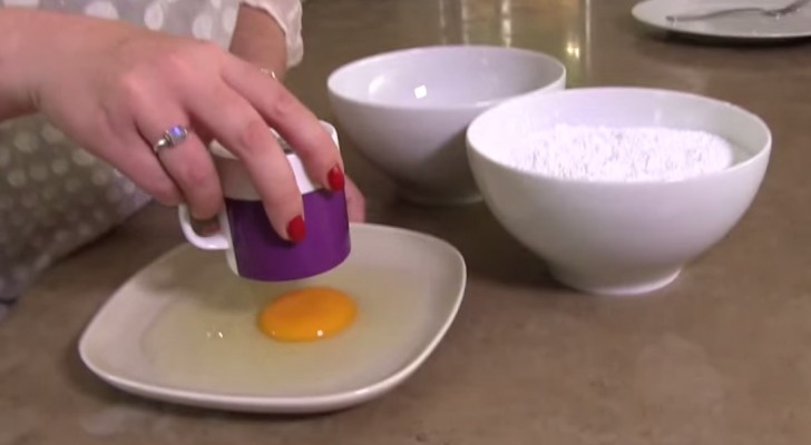 Poner huevo y azucar en polvo en el microondas: el resultado es de lamerse los bigotes!