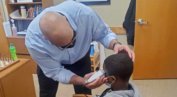 A head teacher cuts the hair of an embarrassed student: he was afraid the other students would make fun of him for his appearance