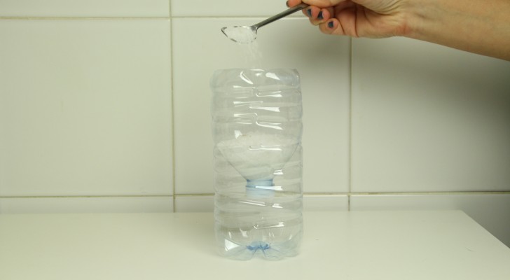 Mai più umidità in casa con il metodo della bottiglia: create un deumidificatore fai-da-te con questo trucco