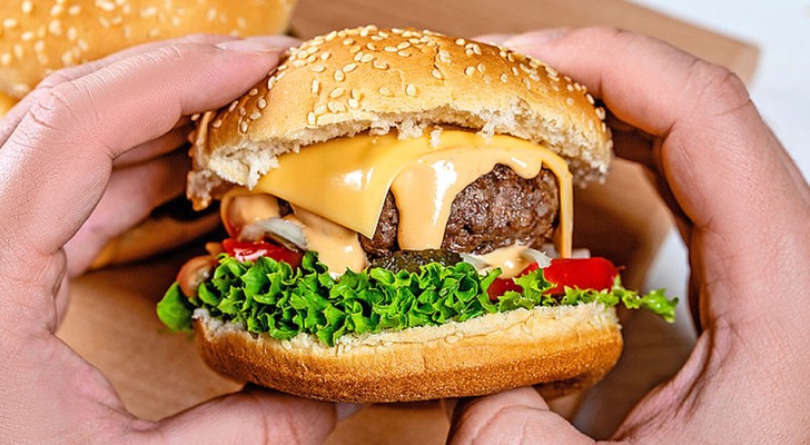 Hij koopt een hamburger voor de lunch: een veganistische collega ziet het en vraagt ​​hem om het buiten op te eten
