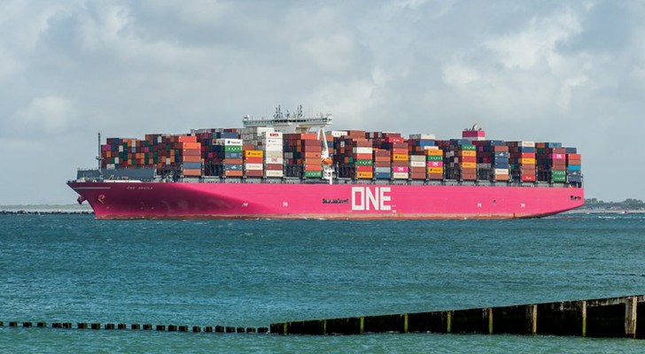 Dit schip lijkt in de lucht te "zweven": een man legt de ongelooflijke optische illusie vast