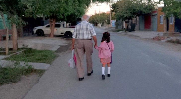 Il bisnonno accompagna la nipotina al suo primo giorno di scuola: la tenera foto che ha fatto il giro del mondo