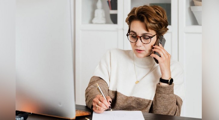 Ze draagt ​​geen beha op de werkvloer: collega's bekritiseren haar door haar uit te nodigen om "zichzelf netjes te kleden”