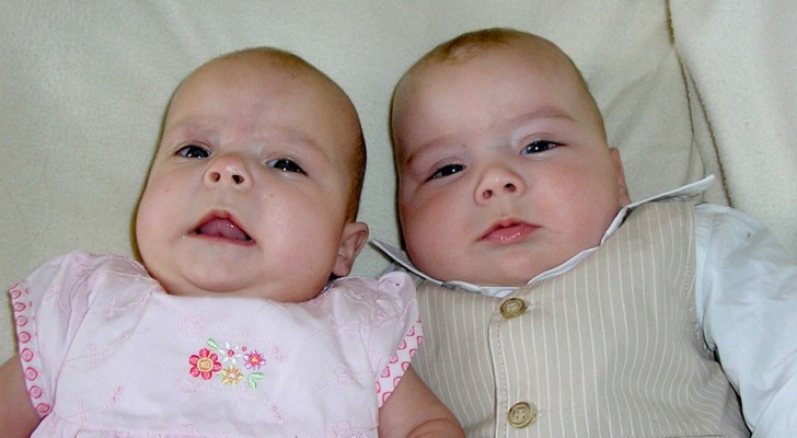 Elle donne naissance à des jumeaux quelques minutes après avoir accouché de son premier enfant : un cas exceptionnel