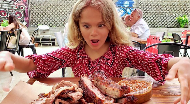 Madre obliga a la hija vegana a cocinar carne como castigo por haber desperdiciado comida en la casa