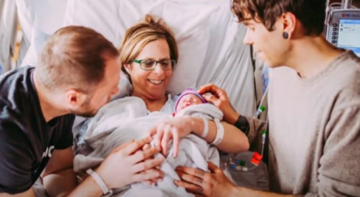 61-jährige Frau bringt ihre Enkelin zur Welt, indem sie Leihmutter für ihren schwulen Sohn wird
