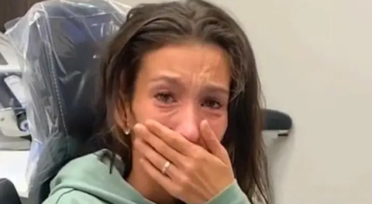 All her teeth had been extracted: now this woman shows her new smile in an emotional moment