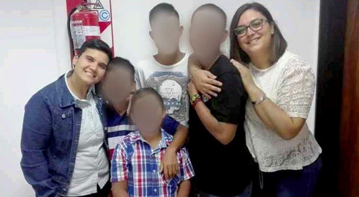 Coppia gay voleva adottare solo tre fratellini ma torna a casa con tutti e quattro: ora sono un famiglia ricca di amore