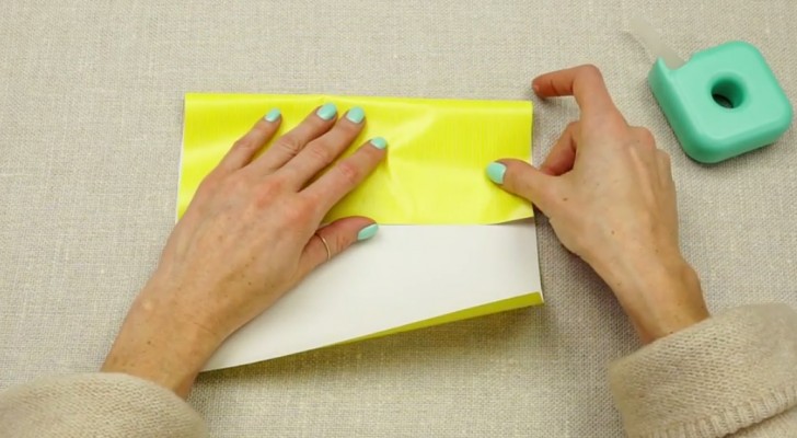 Here's the secret to turn a sheet of paper in a bag. Brilliant!