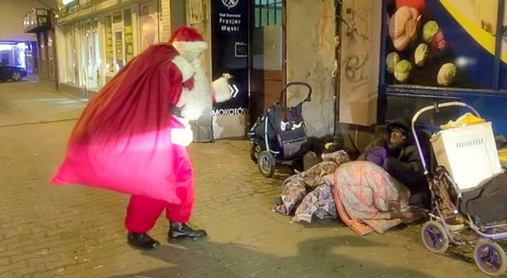Questo Babbo Natale si aggira per le strade: ciò che sta facendo vi scalderà il cuore.