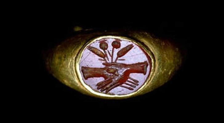 Anelli di fidanzamento e fedi nunziali romane: i simboli dell'unione tra mani e cuori